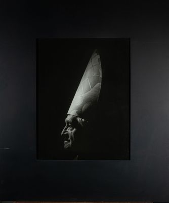 une photo en noir et blanc d'un homme portant un chapeau