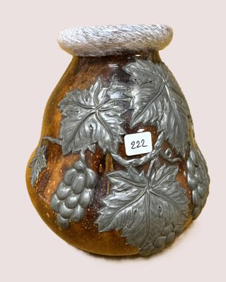 un vase sur lequel est collée une étiquette représentant des raisins