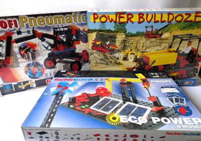 trois legos dans la boîte sur la table