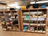 de nombreuses boîtes de chaussures sur les étagères de la pièce