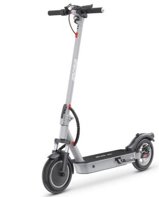 une image d'un scooter avec des roues sur un fond blanc