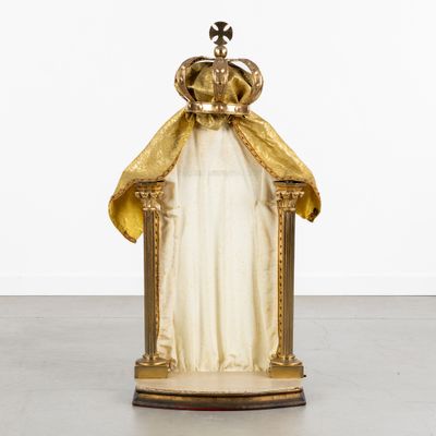 une image représentant une statue de femme coiffée d'une couronne, posée sur une table