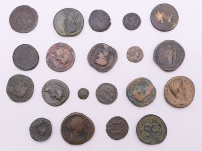 un assortiment de pièces de monnaie romaines antiques sur un fond blanc