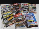 beaucoup de magazines posés sur la table, par-dessus la table