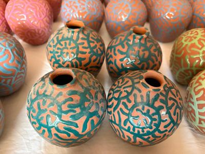 un grand nombre de vases posés sur une table