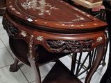 deux tables posées à même le sol dans un magasin
