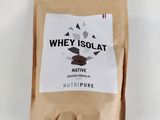 un gros plan d'un sachet d'isolat de lactosérum posé sur une surface blanche