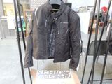 une veste noire exposée dans la vitrine d'un magasin