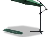 un parapluie vert avec un manche noir à côté