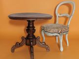 deux chaises et une table sur fond jaune