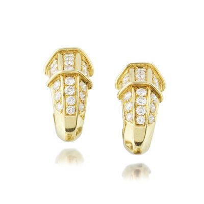 une paire de boucles d'oreilles en or jaune et diamants
