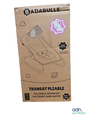 une boîte en carton sur laquelle figure l'image d'un bébé dans un siège auto