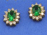 une paire de boucles d'oreilles en émeraude et diamant