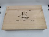 un coffret en bois contenant une bouteille de vin
