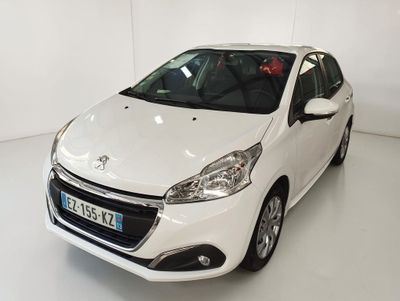 la petite voiture blanche est garée dans une pièce blanche