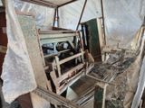 une pièce où il y a beaucoup de bric-à-brac par terre