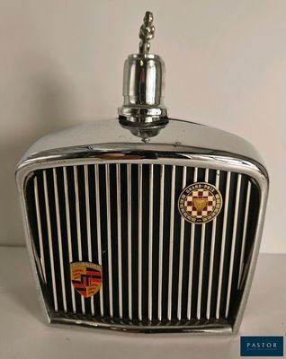 un ornement de capot chromé orné d'un emblème à damier