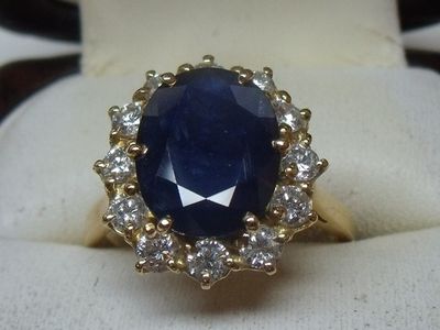Importante bague « marguerite » en or jaune 18K, sertie d’un…