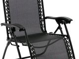 un fauteuil inclinable noir avec une table d'appoint et un porte-gobelet