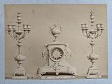 une image représentant une horloge et trois lustres