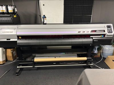 an image of a large format printer sitting on top of a table
