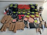 beaucoup de produits de maquillage et de beauté sur la table