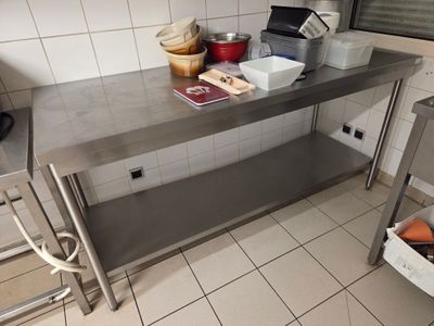 une table en acier inoxydable au milieu d'une cuisine
