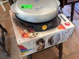 une boîte sur laquelle est posée une pizza, posée sur une chaise