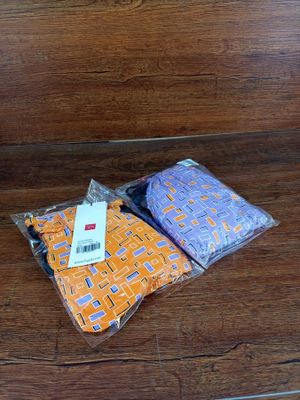 Deux paires de chaussettes pour homme sont posées sur un parquet.