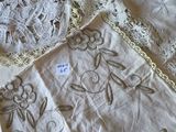 beaucoup de lacets sur un lit, avec une étiquette dessus