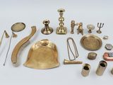 de nombreux objets en laiton posés sur une table