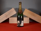 une bouteille de vin posée sur une table