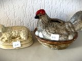deux figurines représentant un poulet et un mouton posées sur une table