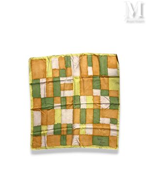 un petit morceau de tissu sur une surface blanche