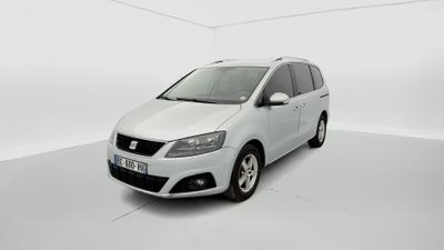 une voiture blanche garée dans une pièce blanche au sol blanc