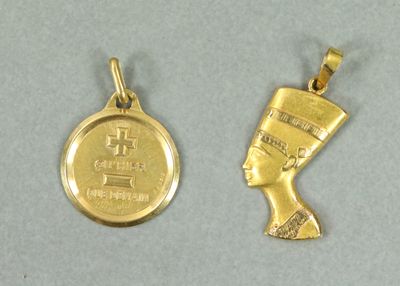 deux pendentifs plaqués or représentant la tête d'un pharaon et une pièce d'or