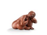 figurine représentant une femme à genoux, la tête entre les mains