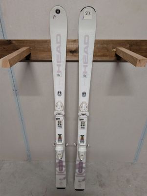 une paire de skis posée sur une étagère dans une pièce