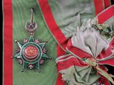 une écharpe verte et rouge ornée d'une étoile