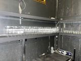 une étagère métallique sur laquelle sont posés plusieurs verres vides