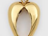 un pendentif en forme de cœur en or jaune 18 carats serti de diamants sur fond blanc
