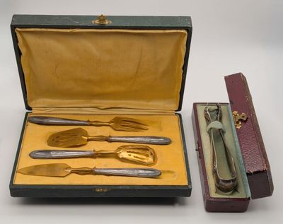 un coffret contenant un ensemble de couteaux et de fourchettes