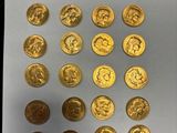 un gros plan sur une feuille de papier sur laquelle se trouvent plusieurs pièces d'or