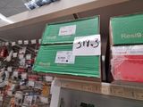 de nombreuses boîtes de nourriture sur les étagères du magasin