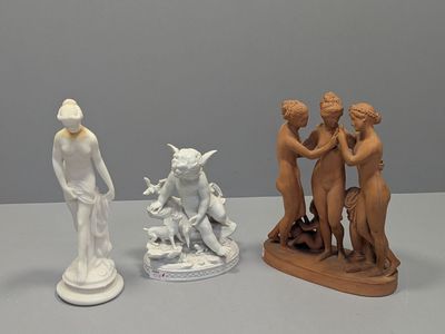 trois figurines assises sur une table