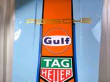 une photo en gros plan d'une planche de surf Tag Heuer