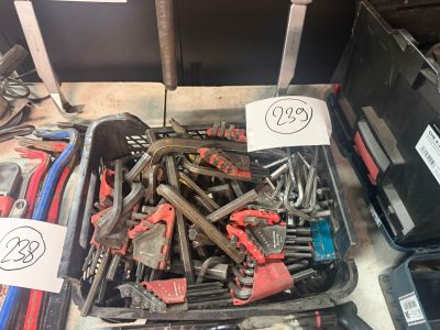 une boîte pleine d'outils posée sur une table