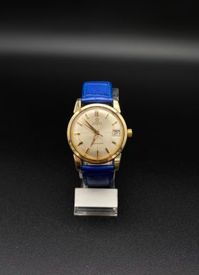 une montre dorée et bleue sur un fond noir