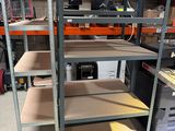 une étagère sur laquelle sont posées de nombreuses autres étagères