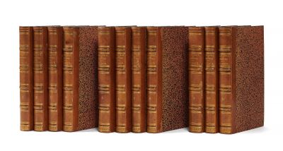 un ensemble de six vieux livres superposés